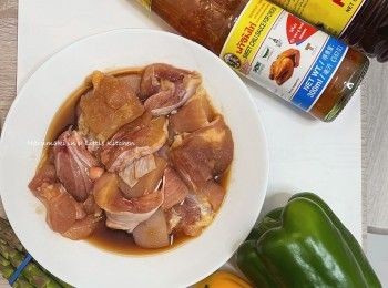 step1: <制作前準備>
雞脾肉用清水洗淨，廚房紙或毛巾印乾水份。切塊，然後以適量料理酒，糖，胡椒粉醃肉至少30分鐘（如多於30分鐘，建議放入雪櫃）。配菜：青黃椒 洗凈，切塊（備用）。蘆筍去皮，切條（備用）