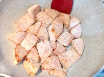 step3: 留少許油先煎香芋頭，上碟。