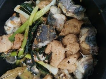 step1: 先將燒肉以最小火白鑊煸出佢的猪油出來傋用將隻鑊放斜肥膏續炸（分出燒肉皮及內肉的部份烘走多餘油份〉