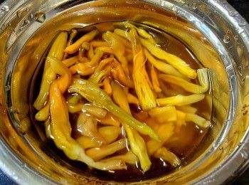 step5: 金針花
將金針浸泡至軟身 , 約 30 分鐘後搾乾水份 , 剪去頭部最硬位置