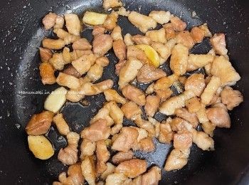 step3: 腩肉或煙腩肉: 熱鍋免油，慢火煎香至燶燶地。 個人喜好加入蒜粒並煎，能提取香味。