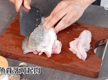 step10: 在魚背落刀，起肉
Make cuts along the back of the fish to remove the flesh.