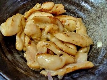 step9: 燒紅油鑊爆香蒜頭 , 乾蔥雞肉上少許生粉放入鑊 , 煎至半熟上碟 .