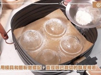 step17: 氣炸鍋的炸籃內鋪上烘焙紙，利用模具和麵粉做標記，直徑與已裁切的酥皮相若