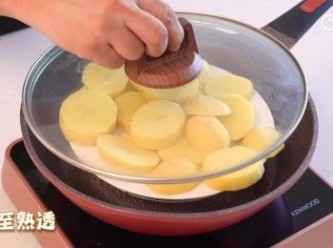 step2: 薯仔去皮切件蒸熟