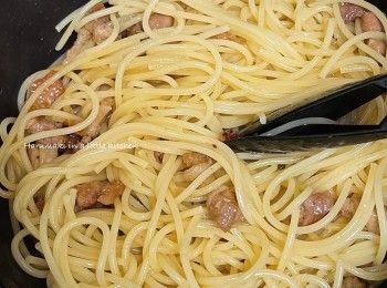 step5: 腩肉煎好，轉中大火，倒入已熟嘅意粉，併炒。
