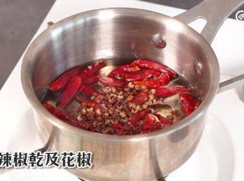 step27: 下辣椒乾及花椒
Add dried chili and Sichuan peppercorns.