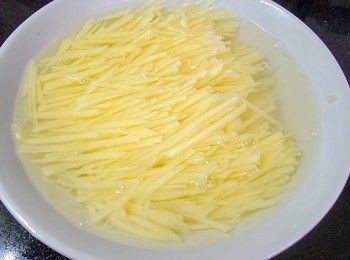 step6: 用清水浸 2 次去除澱粉質 , 每次浸 15 分鐘