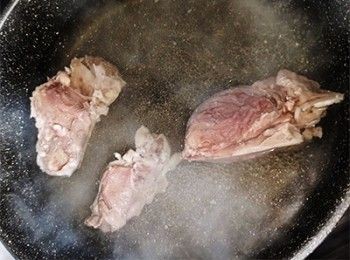 step1: 凍水加入瘦肉汆水備用