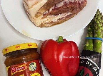 step1: <制作前準備>
五花腩豬肉：沖洗後，用廚房紙巾或毛巾抹乾；以適量料理酒 糖 胡椒粉 醃2小時或以上。 （建議放入雪櫃冷藏）

蘆筍：刨去表皮，沖洗後，切適量大細條狀(備用）。
紅色燈籠椒：沖洗後，清除燈籠椒內籠的籽及白色位置，切塊（備用)。