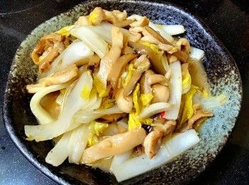step9: 大火燒紅油鑊 , 放入雞肉 1-2 秒後才反動 , 跟住放入冬菇條兜炒 , 再放入蒜頭 , 乾蔥稍為兜炒 , 贊少許黃酒炒至半熟上碟 . 

再起鑊爆香蒜頭 , 乾蔥 , 薑片 , 辣椒碎大火放入大白菜 , 加入糖 , 鹽贊少許黃酒 , 兜炒至少許軟身 , 將雞肉菇條回鑊 , 蓋好焗煮約 1 分鐘 , 用少許生粉水 , 麻油埋芡上碟 , 完成 .