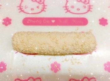 step5: 將粉團分割成6等份（大概60 g；每份重量必需相同），滾圓，蓋上保鮮紙，再靜置10分鐘 2. 用麵棍壓成長方形（闊度和腸仔的長度基本相同；約12 cm），將尾部壓薄，然後將腸仔放在粉團上端，先捲著腸仔並壓實黏合處（固定腸仔的位置），再慢慢捲至尾部（鬆鬆的，不要太緊），捏緊尾部接口，接口向下（避免發酵和焗時散開） 3. 在粉團表面噴上少許水，然後均勻的沾滿芝士粉和白芝麻，先切去頭尾，再平均切開4件