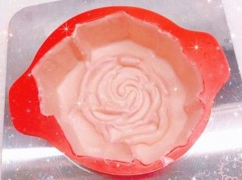 step2: <span class="group_1">朱古力脆皮外層</span>： 1. 將白朱古力用熱水坐溶（亦可用微波爐加熱1.5分鐘成朱古力醬；朱古力加熱不可超過50°，否則會變質而失去光澤） 2. 再將適量的紅色食用色素加入已坐溶的白朱古力醬中，攪拌至完全均勻 3. 先在模具均勻的塗上一層朱古力溶液，放進雪櫃冷藏約10-15分鐘至凝固（必需待完全凝固，才可再塗第2層） 4. 最後，塗上第2層朱古力溶液，再放進雪櫃冷藏至凝固，備用