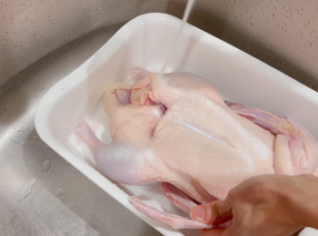 step1: 將鴨用鹽洗淨，切件。