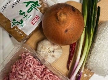 step1: 材料（1-2人份）
豬絞肉 360g 
龍口粉絲 1扎
洋蔥半個 （切碎）
蔥 2-3棵 （切段）
蒜頭 4瓣 （去衣，拍扁）
味噌 1湯匙 （任何牌子）
乾辣椒 1條（可辣可不辣）