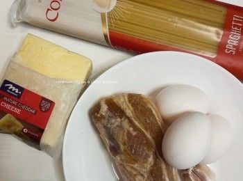 step1: <制作前準備>
鮮腩肉：提前一日，把鮮腩肉原條洗淨，用毛巾或廚房紙抹乾，以適量料理酒，糖，胡椒粉，鹽；醃一晚。建議鹽落多一點。