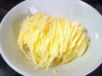 step5: 將薯仔去皮切成幼條 ,