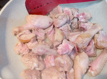 step2: 落幾片薑，先將鴨煎出油，上碟，倒出多餘的油。