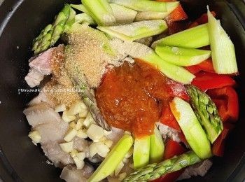 step5: 放入全部配料（蒜蓉；蘆筍；紅色燈籠椒）及辣味豆瓣醬2茶匙；適量砂糖，老抽；鹽；黑胡椒，注入少量凍滾水，中火炒至滾起。