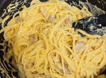 step7: 熄火，順時針把鍋中材料全部拌勻。便會看見在低溫情況下產生的黏性，意粉上形成薄薄的醬汁狀。
最後按個人味蕾，終極試味 。