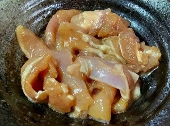 step8: 將雞髀肉切條醃 15分鐘 .