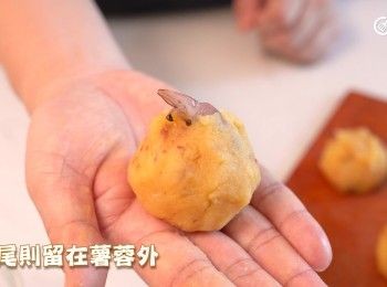 step7: 將薯蓉搓成球狀，蝦尾則留在薯蓉外