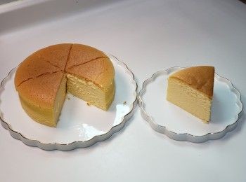 step2: 蛋白霜：
蛋白加入檸檬汁打至起粗泡
糖全部加入
蛋白打至有約3cm尖尖挺而不滴落的 蛋白霜