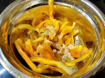 step6: 用糖 , 雞粉, 麻油入味 .