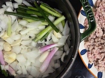 step4: 原鍋倒入適量油，放入已切洋蒽粒；蔥段；蒜頭，中火炒香。