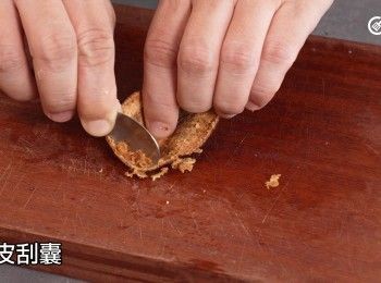 step8: 陳皮浸軟後刮囊
Soak the tangerine peel until softened, then scrape off the pith.