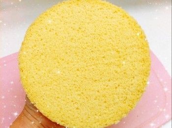 step10: 然後舖上另一片蛋糕片，塗上一層忌廉夾餡再放上雜果，然後再塗一層忌廉夾餡