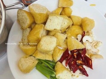 step1: <制作前準備>
油豆腐： 每塊切半；花生或腰果（隨意切碎）；蒜頭 ；乾辣椒 （切粒）