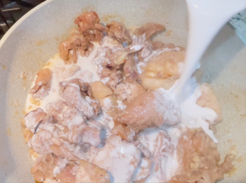 step7: 取走<span class="group_2">料頭</span>，加入椰汁，試味。