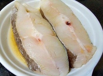 step9: 將醃汁塗抹比目魚醃 15 分鐘 .