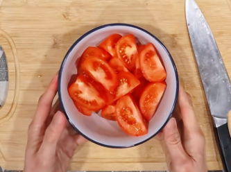 step3: 蕃茄和豆腐切件及切粒。