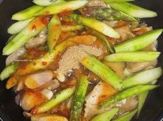 step3: 把蒜頭，蘆筍下鍋併炒。放入泰式雞醬 （適量）及魚露 和糖 （少量)。 按個人味蕾，終極試味 。