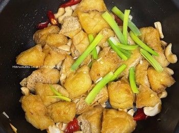 step3: 倒入醬汁：黑醋，醬油，料理酒，糖和麻油 （全部適量），全部材料併炒。由於油豆腐吸水很快，期間倒入適量的滾水，炒至油豆腐軟身，吸收曬所有醬汁味道， 最後放入蔥段，再按個人味蕾，終極試味 。