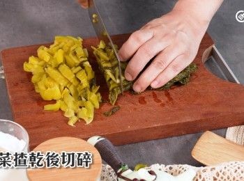 step6: 酸菜揸乾後切碎
After squeezing the suancai dry, chop it finely.