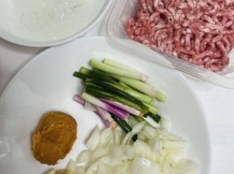 step2: 制作前準備
豬絞肉： 以適量油；糖；胡椒拌勻醃肉10-15分鐘
龍口粉絲:熱水浸泡10分鐘