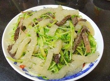 step7: 起油鑊爆香蒜頭 , 乾蔥 , 薑絲放入豬皮 , 羊肚菌贊少許黃酒 , 少許糖 , 胡椒粉 , 雞粉加約 150ml 水 , 細火煮1-2分鐘上碟 . 
再起油鑊爆香蒜頭 , 乾蔥 , 薑絲放入翡翠苗 , 贊入黃酒 , 少許糖 , 蠔油 , 少許鹽大火兜炒 , 將豬皮 , 羊肚菌回鑊 , 炒至開始收汁 , 用少許生粉水 , 麻油埋芡上碟 , 完成 .