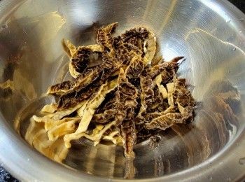 step6: 將羊肚菌浸軟 , 剪開清洗菌內再切條 .