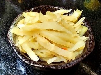 step7: 榨菜
榨菜清水浸泡約 10 分鐘，取出搾乾水份切成幼條，這是減淡少少鹹味。