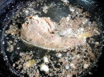 step9: 牛脷切去脷胎 , 用薑片 , 黃酒凍水放入出水 , 漲起計約 15 分鐘後取出沖洗