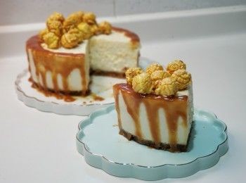 step1: 蛋糕糊做法：
忌廉芝士加入糖拌勻備用
淡忌廉打至稍有紋路
加入魚膠片溶液拌勻
(魚膠片用冰水浸軟後坐溶)