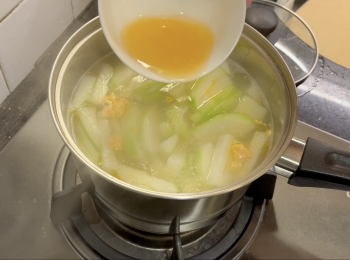 step4: 加肉片，中火煲滾，轉中火煮3-5分鐘，轉大火，加鹹蛋白，攪拌均勻即可關火