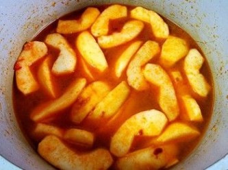 step13: 爆香蒜頭 , 乾蔥 , 辣椒碎 , 薑片再放入韓式辣醬 , 將蘋果放入加水至蓋過面 , 用中火煮滾 .