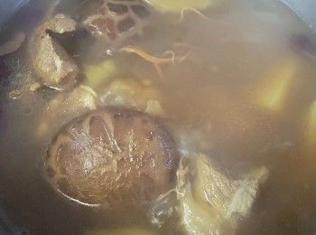 step12: 熄火焗 30 分鐘 , 飲用前大火滾起 , 少許鹽調味 , 完成 .