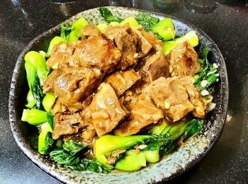 step9: 起油鑊中火將牙骹肉煎至金黃色上碟 . 
再起鑊爆香蒜頭 , 乾蔥 , 薑片 , 辣椒碎放入小棠菜 , 贊少許黃酒 , 糖 , 少許鹽 , 加約 150ml 水 , 蠔油兜炒蓋好焗煮約 2 分鐘 , 將牙骹肉回鑊大火兜炒 , 開始收汁後少許生粉水 , 麻油埋芡上碟 , 完成 .