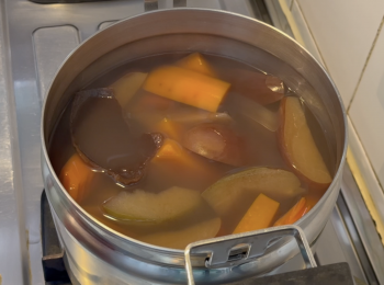 step4: 2-4小時後，取出內鍋中火煲10分鐘，喝湯前加鹽調味；一般鍋，多加500-1000毫升水，大火煲滾，轉小火煲1.5小時