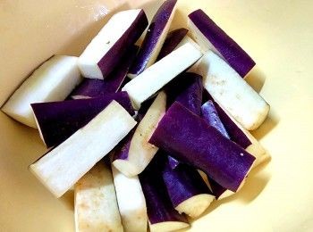 step5: 茄子
茄子切件 (如不是即時炒用 , 可以用少許生油 , 鹽攪拌撈好可減低出現鐵锈顏色 , 或用少許醋加鹽清水浸 , 但不要浸太長時間 , 茄子吸收太多水份 , 再烹調時煮出水份會好多) .